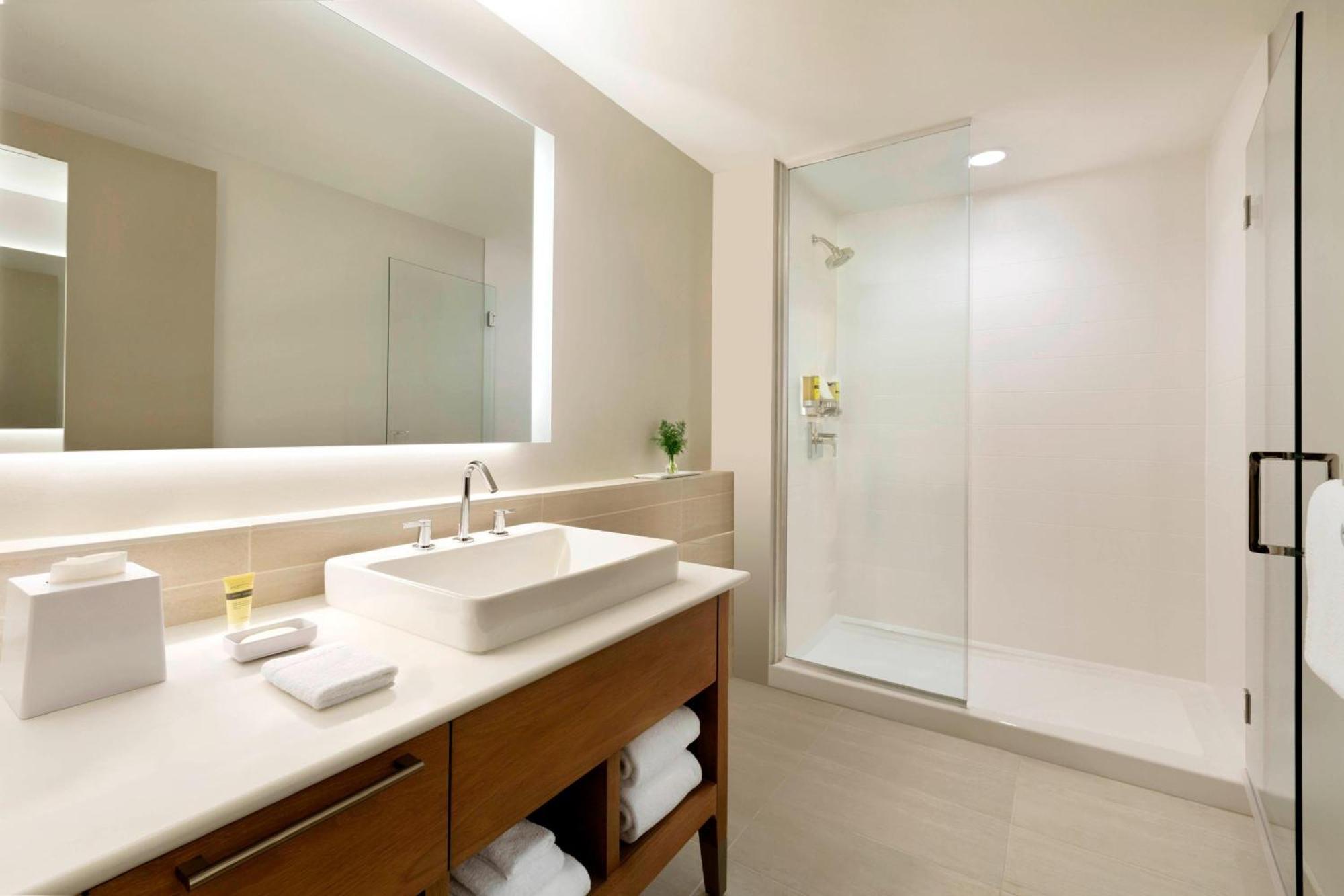 Guest room, 1 King, Pool view