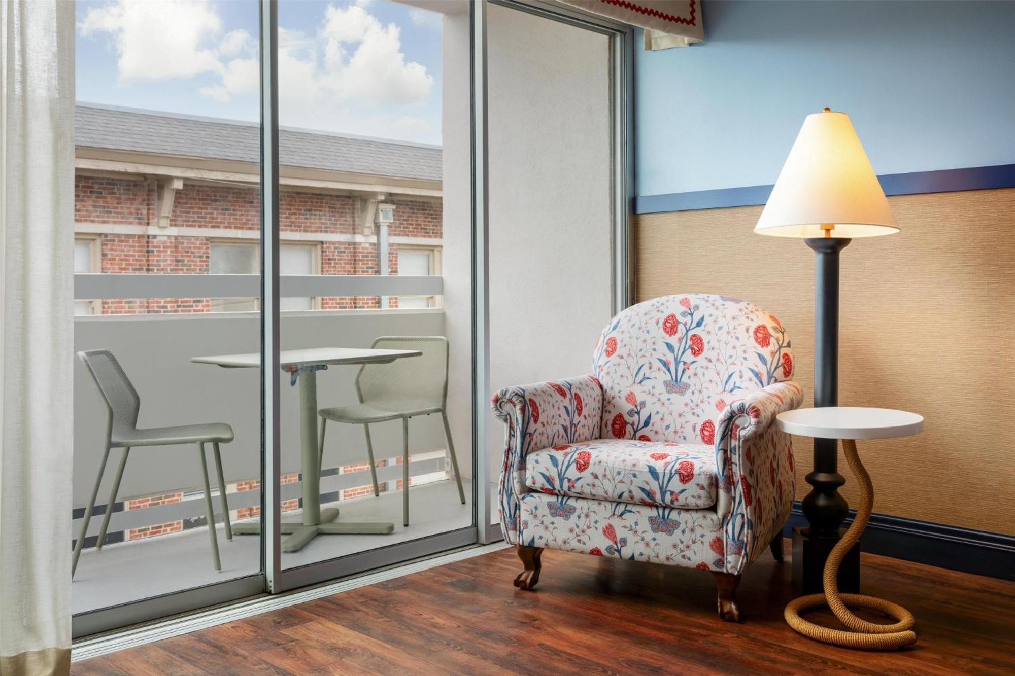 Graduate Deluxe King Room University View