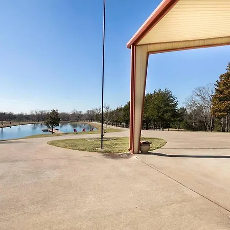 Texas Ranch House With 5 Bedroom And Fish Pond-2