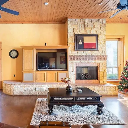 Texas Ranch House With 5 Bedroom And Fish Pond-3