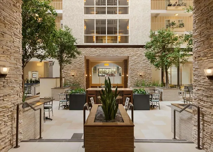 Embassy Suites By Hilton Dallas Market Center
